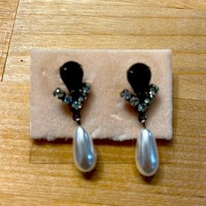Vintage dangled pearl and black earrings